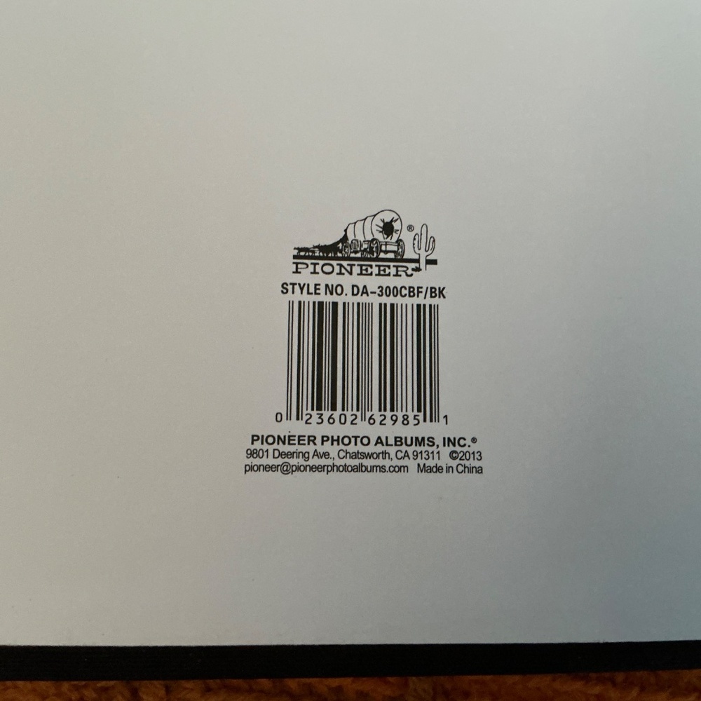 German Themed Photo Album Holds 300 4” x 6” Photos - Picture 5 of 5